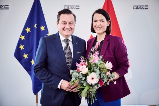  WB-Generalsekretär Abg.z.Nr. Kurt Egger gemeinsam
mit Tiroler Wirtschaftsbundobfrau und Tiroler
Wirtschaftskammerpräsidentin Barbara Thaler