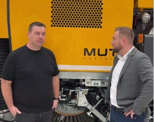 Steyr Automotive verkündet einen bedeutenden
Meilenstein: Die erste "High End" 3-Achs Kehrmaschine wurde
erfolgreich an die renommierte Firma Schmidhuber aus Köstendorf in
Salzburg geliefert. Dies markiert bereits eine weitere M-U-T
Kehrmaschine, die von der Firma Schmidhuber erworben wurde.