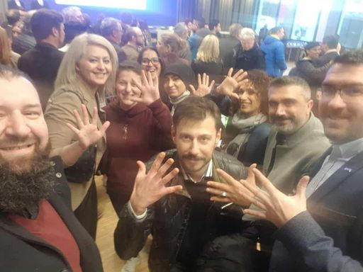 Vorschau Bild von Das Team der HaK feiert den Erfolg