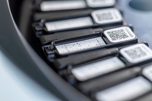  Makroaufnahme mehrerer Allergietest-Arrays von MADx
in einer der Hardware-Maschinen, die zur Auswertung genutzt werden.