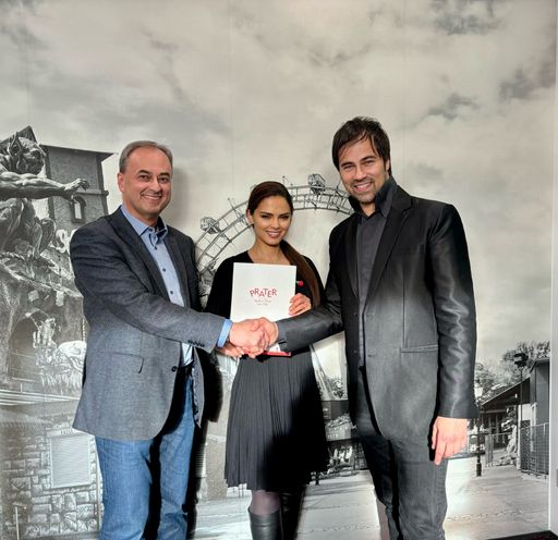 Michael Prohaska mit Anca und Lucca Lucian bei der
Vertragsunterzeichnung