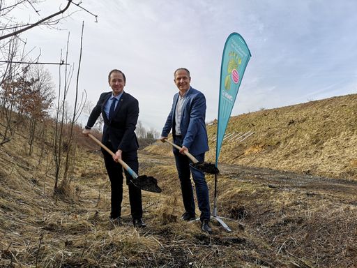 Peter J. Zehetner und Christian Mader starten
gemeinsam den Bau der Freiflächen-PV-Anlage am Bahndamm Schlatt