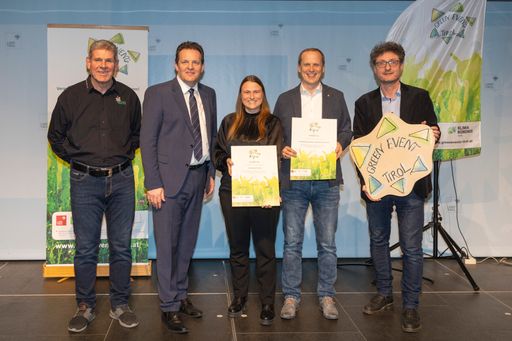  Die feierliche Verleihung des Zertifikats Green Events Tirol
Location fand im historischen Innsbrucker Landhaus durch
Klimaschutzlandesrat René Zumtobel statt. Im Bild v. l. Obmann
Umwelt Verein Tirol Michael Kneisl, Landesrat René Zumtobel, Angela
Scalet (FH Kufstein Tirol), Thomas Petzold (FH Kufstein Tirol) und
Geschäftsführer Klimabündnis Tirol Andrä Stigger.