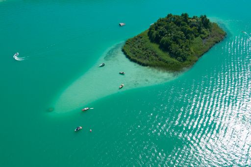 Vorschau Bild von Der türkisblaue Wörthersee spiegelt sich in der
Sonne.