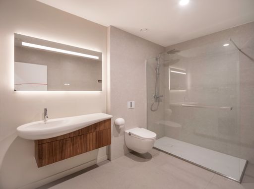 Vorschau Bild von Das VIP-Bad für Board-Mitglieder in der Teambase
von Alinghi Red Bull Racing in Barcelona wurde exklusiv von LAUFEN
ausgestattet. Unter anderem mit Objekten der Badkollektion
ILBAGNOALESSI und dem Dusch-WC CLEANET RIVA.