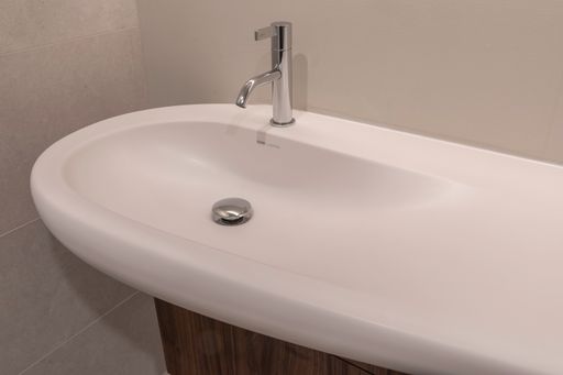 Vorschau Bild von Fast so dynamisch wie eine der Rennjachten beim
America’s Cup: Der Waschtisch „Tuna“ in mattem Weiß aus der
Badkollektion ILBAGNOALESSI von LAUFEN.