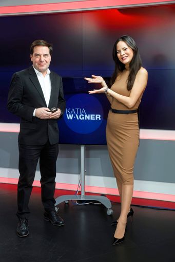 Vorschau Bild von Bei krone.tv stehen spannende Veränderungen an:
Katia Wagner, langjährige Moderatorin des Polit-Talks und Head of
News, tritt wegen ihrer Schwangerschaft kürzer und übergibt ihre
Aufgaben an erfahrene Kollegen. Rainer Nowak übernimmt ab sofort das
Ruder des Polit-Talks auf krone.tv. Verwendung ausschließlich in
direktem Zusammenhang mit der Berichterstattung zum Wechsel bei
krone.tv