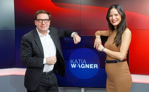 Bei krone.tv stehen spannende Veränderungen an:
Katia Wagner, langjährige Moderatorin des Polit-Talks und Head of
News, tritt wegen ihrer Schwangerschaft kürzer und übergibt ihre
Aufgaben an erfahrene Kollegen. Rainer Nowak übernimmt ab sofort das
Ruder des Polit-Talks auf krone.tv. Verwendung ausschließlich in
direktem Zusammenhang mit der Berichterstattung zum Wechsel bei
krone.tv