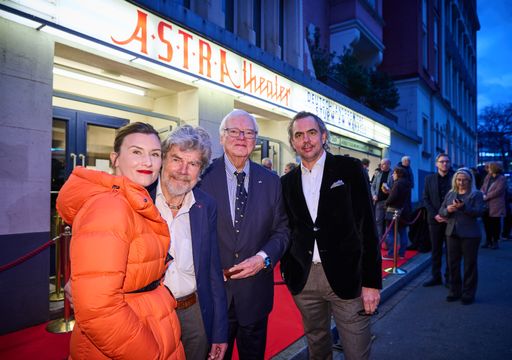  Auf dem roten Teppich in Essen bei der Deutschlandpremiere von
&quot;Sturm am Manaslu&quot;: Diane und Reinhold Messner gemeinsam
mit Prof. Bodo Hombach und Dr. Boris Berger von der Brost-Stiftung /
Die Verwendung dieses Bildes für redaktionelle Zwecke ist unter
Beachtung aller mitgeteilten Nutzungsbedingungen zulässig und dann
auch honorarfrei. Veröffentlichung ausschließlich mit
Bildrechte-Hinweis.