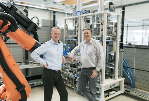  Die beiden Geschäftsführer von PIA Automation
Austria freuen sich auf die kommende Aufgabe, die Montagelinie
gemeinsam mit dem e-Drive & Powertrain Team umzusetzen.