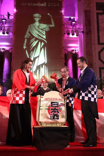 Vorschau Bild von Dr. Alma Zadić, LL.M., S.E. Ryuta Mizuuchi und Dr. Alexander T.
Scheuwimmer bei der japanischen traditionellen Zeremonie des Kagami
Biraki
