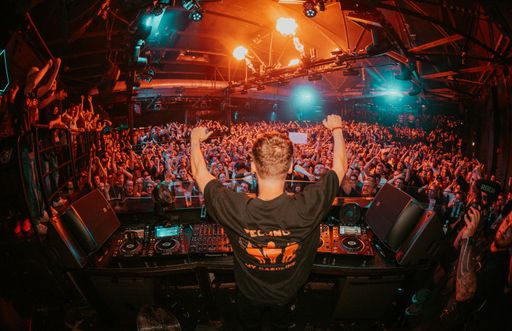 Der niederländische DJ und Musikproduzent Maddix weiht die neue
Soundanlage L-Acoustics auf dem Mainfloor des legendären Bootshaus
ein. / Die Verwendung dieses Bildes für redaktionelle Zwecke ist
unter Beachtung aller mitgeteilten Nutzungsbedingungen zulässig und
dann auch honorarfrei. Veröffentlichung ausschließlich mit
Bildrechte-Hinweis.