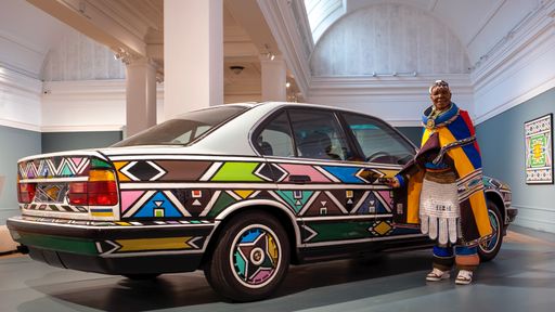  &quot;Then I Knew I Was Good at Painting&quot;: Esther Mahlangu.
A Retrospective. Künstlerin Esther Mahlangu vor ihrem BMW Art Car in
der Iziko South African National Gallery, 2024. Foto: Clint Strydom
© Esther Mahlangu und BMW AG / Die Verwendung dieses Bildes für
redaktionelle Zwecke ist unter Beachtung aller mitgeteilten
Nutzungsbedingungen zulässig und dann auch honorarfrei.
Veröffentlichung ausschließlich mit Bildrechte-Hinweis.