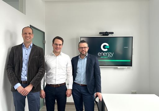  Die Geschäftsführung der Energy Partners (v.l.n.r. Guido
Reinecke, Matthias Giller und Christoph Strasser) präsentiert das
Tochterunternehmen der MaxSolar, welches schlüsselfertige
Solarlösungen im Aufdachsegment für den C&amp;I-Bereich anbietet. /
Die Verwendung dieses Bildes für redaktionelle Zwecke ist unter
Beachtung aller mitgeteilten Nutzungsbedingungen zulässig und dann
auch honorarfrei. Veröffentlichung ausschließlich mit
Bildrechte-Hinweis.
