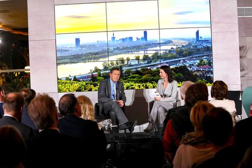 Vorschau Bild von Peter Hanke und Nana Walzer am Podium