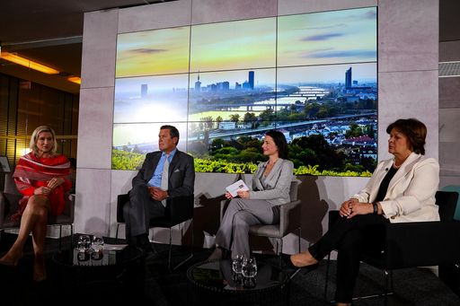 Vorschau Bild von Monika Unterholzner, Peter Hanke, Nana Walzer und
Renate Anderl am Podium (v.l.n.r)