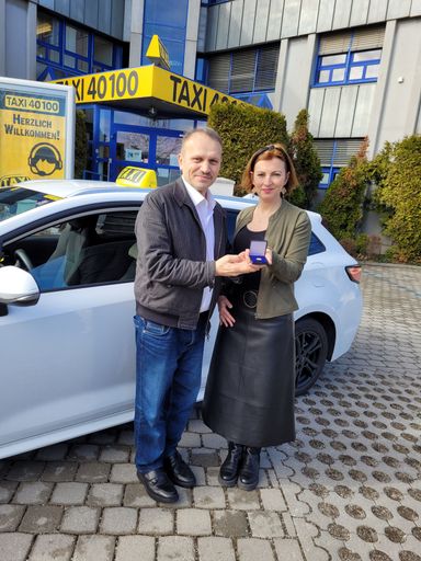 Eveline Hruza überreicht Fazli A. einen Golddukaten
