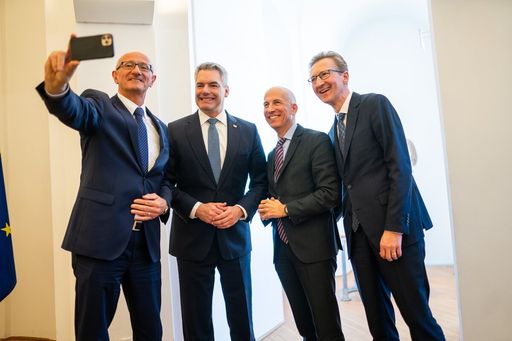  LH Anton Mattle, Bundeskanzler Karl Nehammer, BM
Martin Kocher, Steffen Lang