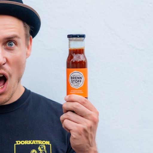  Tommy Hlatky mit seiner neuen Currysauce, die zur besten Europas
gewählt wurde.