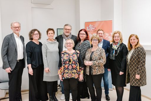  Stadtrat Peter Hacker, Geschäftsführerin Fonds
Soziales Wien Anita Bauer und und Leiterin Fachbereich Betreutes
Wohnen Fonds Soziales Wien Martina Plohovits; Präsidentin der Wiener
Sozialdienste Gabriele Votava, Vizepräsidentin der Wiener
Sozialdienste Vera Steiner; Mitglieder des Vorstands der Wiener
Sozialdienste Herbert Tempsch, Susanne Voglhuber; Geschäftsführung
der Wiener Sozialdienste Gisela Kersting-Kristof, Marianne
Hengstberger, Martin Krankl; Bereichsleiterin Teilbetreutes Wohnen
Wiener Sozialdienste, Karina Purger