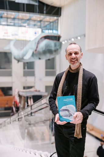 Autor Michael Hammerschmid vor der berühmten
Walskulptur im Wien Museum
