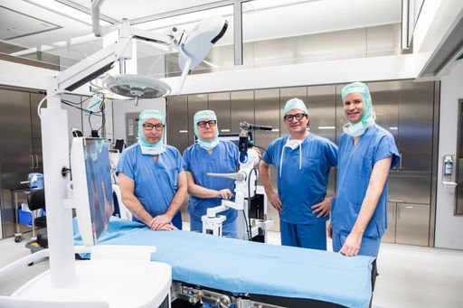 Die Primarii Martin Dominkus (Speising), Wolfgang
Schneider (Herz-Jesu-KH), Gerald Loho (Herz-Jesu-KH) und Christian
Albrecht (Speising) mit dem Velys-Orthopädieroboter.