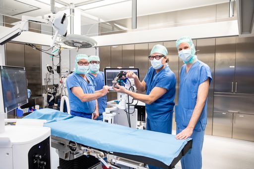 Vorschau Bild von Die Primarii Martin Dominkus (Speising), Wolfgang
Schneider (Herz-Jesu-KH), Gerald Loho (Herz-Jesu-KH) und Christian
Albrecht (Speising) mit dem Velys-Orthopädieroboter.