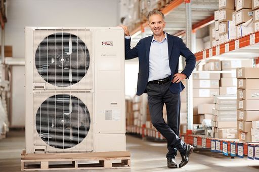 Vorschau Bild von CEO Martin Hagleitner mit Wärmepumpen Außeneinheit