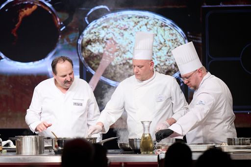  Starkoch Johann Lafer zaubert mit den SeneCura
Küchenchefs Günther Wallner, Purkersdorf, und Thomas Patzwald,
Lauterach, köstliche, seniorengerechte Lieblingsgerichte.