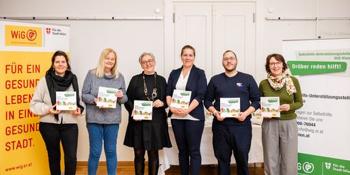 Vorschau Bild von v.l.n.r.: Isabella Schmelz, BA
(Gesundheitsreferentin der Selbsthilfe-Unterstützungsstelle SUS
Wien), Hannelore Romfeld (FIT - Frauen in Trennung), Mag.a Elfriede
Hufnagl (WiG-Abteilungsleiterin „Gesunde Stadt – Gesunde Regionen“),
Christine Dubravac-Widholm (Bezirksvorsteherin Brigittenau), Andreas
Schnabl (Selbsthilfegruppe PTBS) sowie Mag.a Martina Daim (fachliche
Leitung der Selbsthilfe-Unterstützungsstelle SUS Wien) bei der
Präsentation des Wiener Selbsthilfegruppen Verzeichnisses vor Ort in
der Bezirksvorstehung Brigittenau.