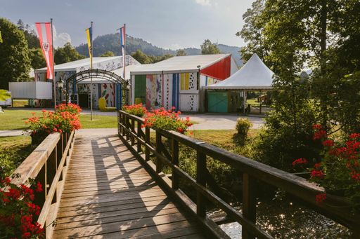 Vorschau Bild von Theaterzelt im Bleichgarten in Gutenstein ausgehend
vom Parkplatz der Raimundspiele über die Brücke