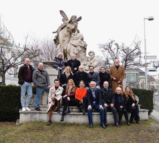 Verschwender-Team versammelt beim
Ferdinand-Raimund-Denkmal in Wien vis à vis des Volkstheaters