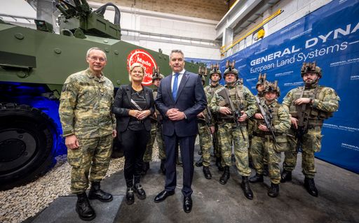 19 02 2024 Pressekonferenz mit Bundeskanzler Karl
Nehammer und Verteidigungsministerin Klaudia Tanner anlässlich der
Vertragsunterzeichnung für neue Radpanzer
Pandur..Verteidigungsministerin Klaudia Tanner und der
Geschäftsführer von General Dynamics European Land Systems-Steyr
(GDELS-Steyr), Martin Reischer, unterzeichnen einen Vertrag für den
Ankauf von weiteren Radpanzern des Typs Pandur.