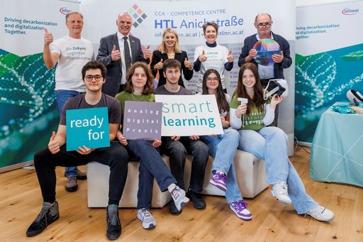 Infineon Smart Learning startet an der HTL Anichstraße! Von links
nach rechts: Ronald Stärz, Infineon-Standortleiter Innsbruck; Helmut
Stecher Direktor HTL Anichstraße; Elisabeth Mayr Stadträtin für
Bildung in Innsbruck; Sabine Herlitschka, Vorstandsvorsitzende
Infineon Austria; Helmut Hammerl, Bildungsdirektion Tirol zuständig
für IT und Digitalisierung mit „Smart Learning“ Schülerinnen und
Schülern