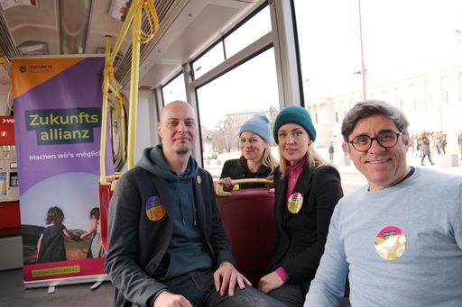 v.l.: Zukunftsallianz-Sprecher Christian Kdolsky
fährt mit den Schauspielpromis Hilde Dalik, Lilian Klebow und
Meterologe Andreas Jäger heute Richtung Zukunft.