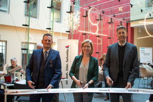 Helvetia CEO Thomas Neusiedler, Klimaministerin
Leonore Gewessler und Bezirksvorsteher Markus Figl eröffnen das
Repair und Näh Café.