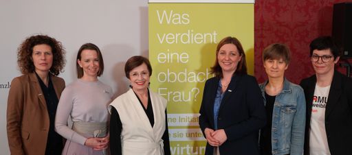  , Karin Abram (Leitung Soziales und Anwaltschaft,
Caritas Österreich), Anna Parr (Generalsekretärin Caritas
Österreich), Doris Schmidauer (Schirmherrin), Nora
Toedtling-Musenbichler (Präsidentin Caritas Österreich), Doris
Anzengruber (Leitung Sozialberatungsstelle der Caritas der
Erzdiözese Wien), Bettina Riha-Fink (Leitung Fundraising der Caritas
der Erzdiözese Wien) bei der diesjährigen #wir tun-Initiative.