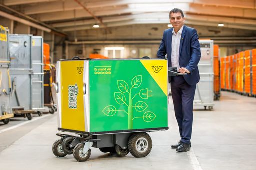 Peter Umundum, Vorstandsdirektor für Paket &
Logistik, Österreichische Post AG, mit einem der ersten elektrischen
Zustellwägen.