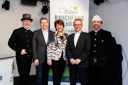 Rauchfangkehrer – Bundesinnungsmeister Christian Plesar und
Innungsmeister Christian Leiner - Politiker - Landtagspräsident
Ernst Woller, WKW-Spartenobfrau Maria Smodic-Neumann - und der
Wiener Feuerwehrkommandant Mario Rauch feierten die Premiere des
Films „Vom Russknecht zum Energieberater“, von l.n.r.
