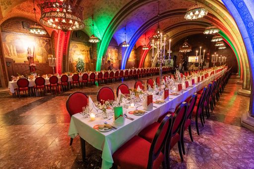 Vorschau Bild von Der traditionell gestaltetet Rittersaal bietet
Platz für bis zu 300 Personen und kann bei Bedarf mit dem Augustin
Stüberl erweitert werden.