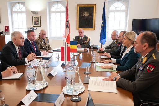 Vorschau Bild von Rumäniens Verteidigungsminister Angel Tîlvăr und
Verteidigungsministerin Klaudia Tanner bei bilateralen Gesprächen am
22. Februar 2024 im Bundesministerium für Landesverteidigung.