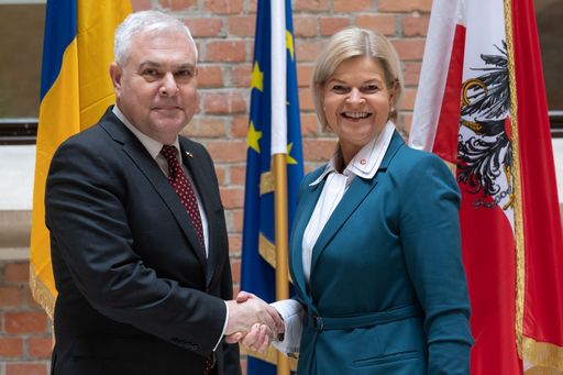 Rumäniens Verteidigungsminister Angel Tîlvăr und
Verteidigungsministerin Klaudia Tanner am 22. Februar 2024 im
Bundesministerium für Landesverteidigung.
