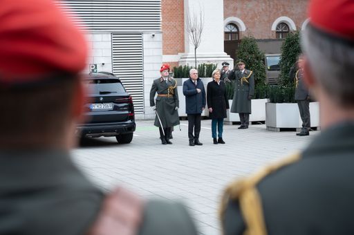 Vorschau Bild von Rumäniens Verteidigungsminister Angel Tîlvăr wird
am 22. Februar 2024 im Bundesministerium für Landesverteidigung mit
militärischen Ehren empfangen.