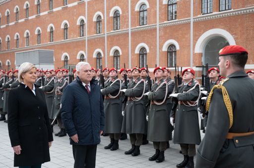 Vorschau Bild von Rumäniens Verteidigungsminister Angel Tîlvăr wird
am 22. Februar 2024 im Bundesministerium für Landesverteidigung mit
militärischen Ehren empfangen.