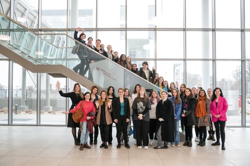 Vorschau Bild von Rund 40 Oberstufen-Schülerinnen und Studentinnen
nahmen am OPEN LAB DAY im AIT Austrian Institute of Technology teil.