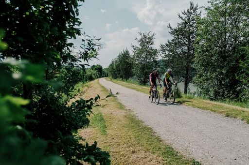 Vorschau Bild von Beim Gravel Biken geht es quer durch die
Landschaft.