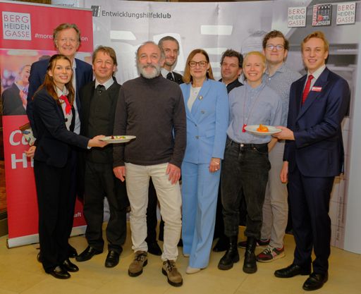 Vorschau Bild von Schülerin Julia und Schüler Felix - mit Karl
Markovic, den Neuen Wiener Concert Schrammeln, Anna Mabo und Clemens
Sainitzer sowie HLTW 13-Direktorin Anita Petschning und Helmut
Kuchernig