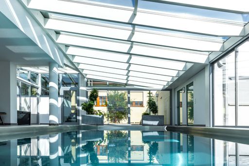 Vorschau Bild von Tageslichtaufnahme, Wintergarten in heller Optik
mit Indoorpool