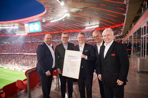  Zertifikatsübergabe bei FC Bayern München. Dirk Lindemann vom SGS
INSTITUT FRESENIUS, Jan-Christian Dreesen, Vorstandsvorsitzender FC
Bayern München, Maximilian Madeja, Geschäftsführer SLC Management,
Jürgen Muth, Geschäftsführer Allianz Arena München Stadion GmbH und
Prof. Dr. Alfons Madeja, Geschäftsführer SLC Management / Die
Verwendung dieses Bildes für redaktionelle Zwecke ist unter
Beachtung aller mitgeteilten Nutzungsbedingungen zulässig und dann
auch honorarfrei. Veröffentlichung ausschließlich mit
Bildrechte-Hinweis.