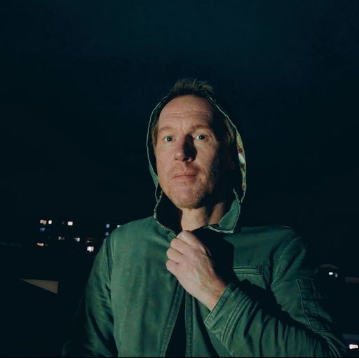 Vorschau Bild von Indie-Loopartist Bertram hat das vielen vertraute
Sonntagsblues-Gefühl vertont und arbeitet sich mit seiner neuen
Single SONNTAG an eben diesem ab.